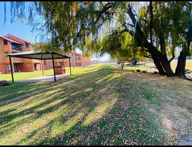 2 BEDROOM TOWNHOUSE FOR SALE IN CASTLEVIEW